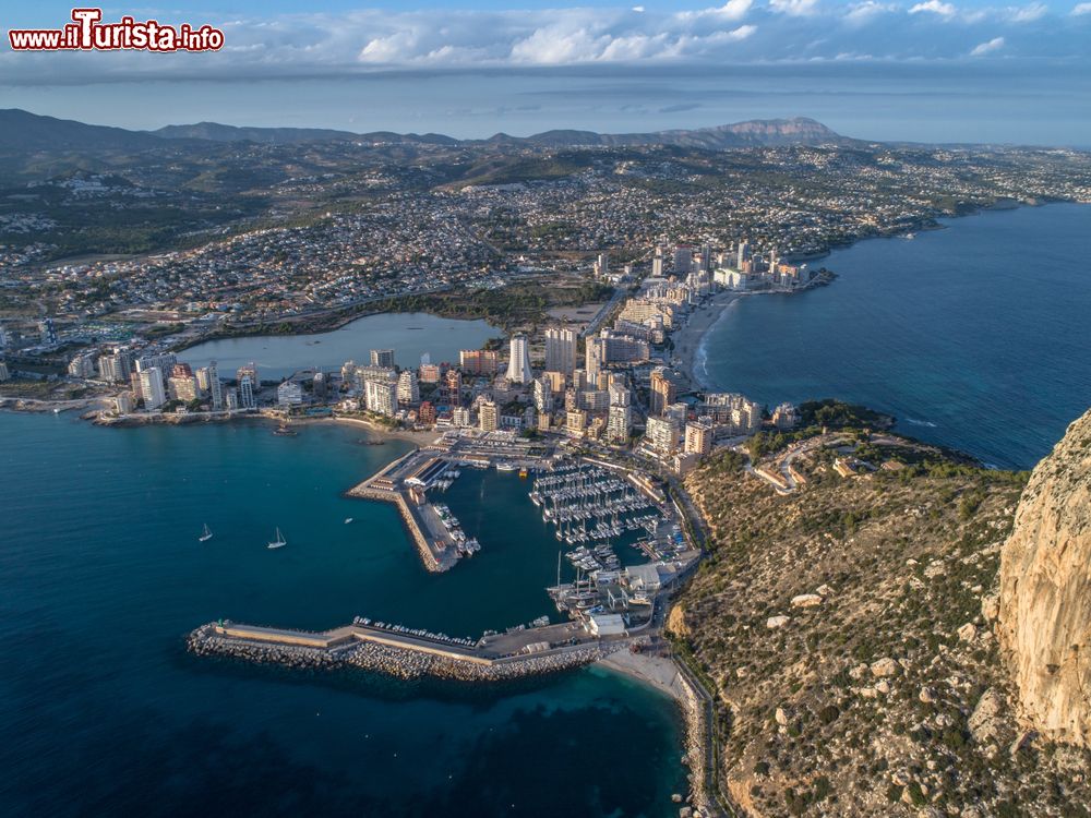 Immagine Veduta aerea della costa di Calpe, Spagna, dal Penon de Ifach. Siamo nella Comunità Autonoma di Valencia, sulla Costa Blanca.