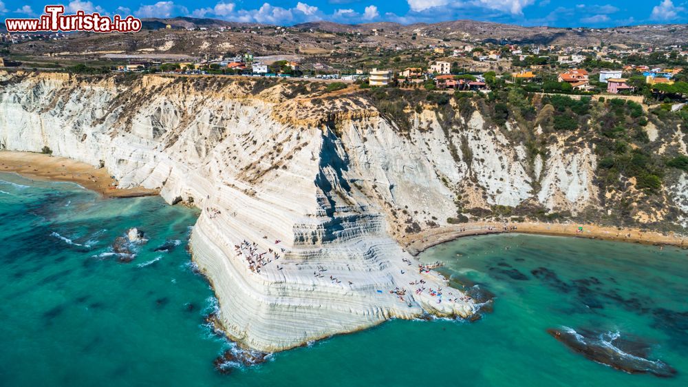 Immagine Veduta aerea della costa di Realmonte: l'iconica Scala dei Turchi, una delle spiagge più belle della Sicilia