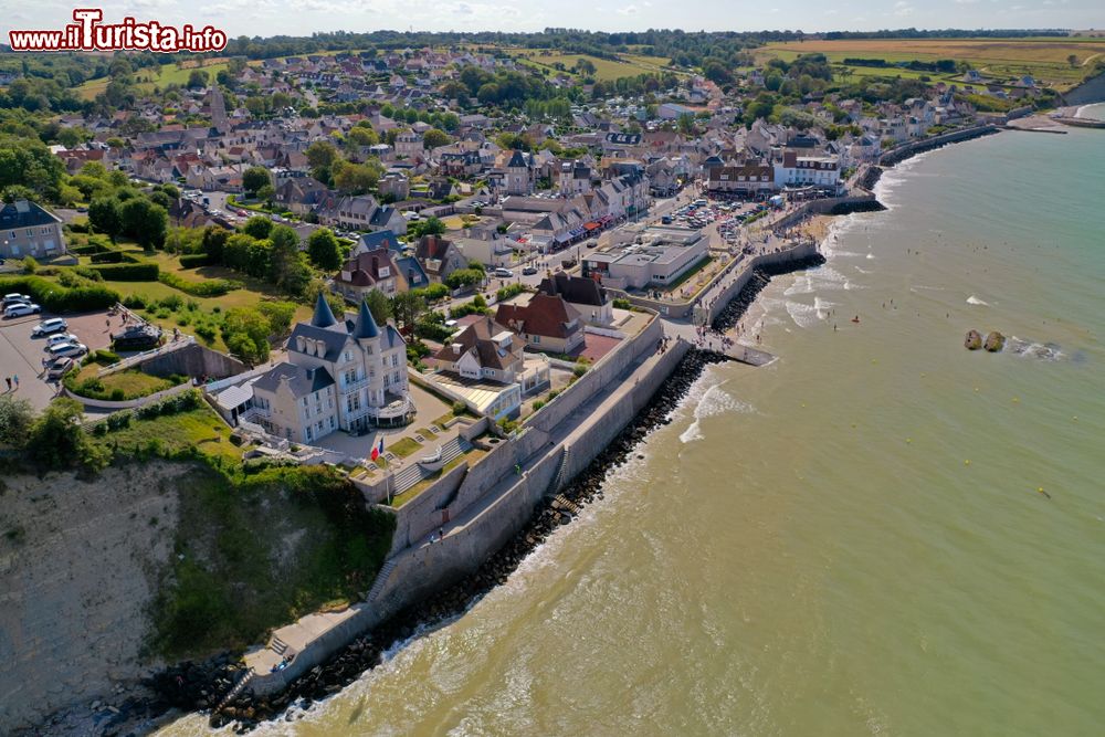 Immagine Veduta aerea della costa e la cittadina di Arromanches-les-Bains in Normandia (Francia)