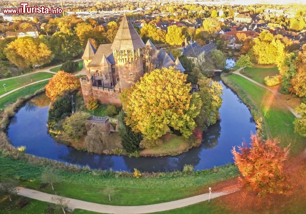 Immagine Veduta aerea della fortezza medievale di Linn, Krefeld, Germania. Lo storico castello è posto al centro di un incantevole parco che offre suggestivi panorami naturalistici.