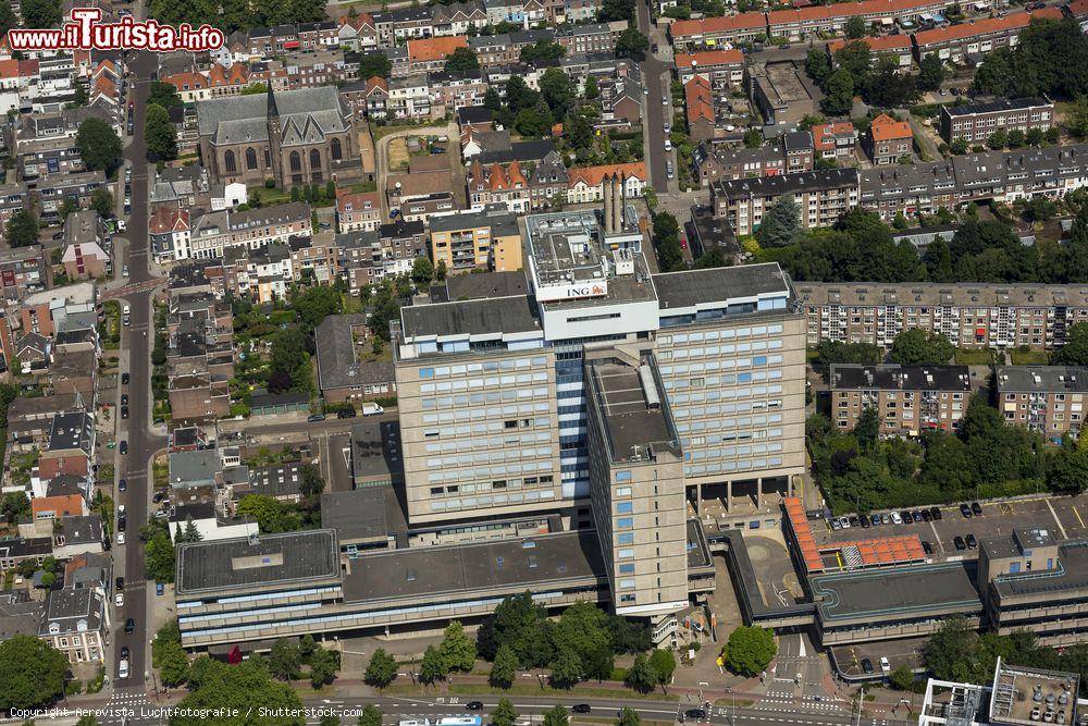 Immagine Veduta aerea della ING Bank a Velperweg, Arnhem, vicino a un'area residenziale e a una chiesa (Olanda) - © Aerovista Luchtfotografie / Shutterstock.com