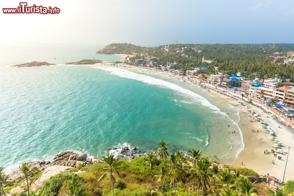 Immagine Veduta aerea della Lighthouse Beach a Kovalam, Trivandrum, India. Questo tratto di litorale indiano è caratterizzato da palme da cocco e acqua turchese.