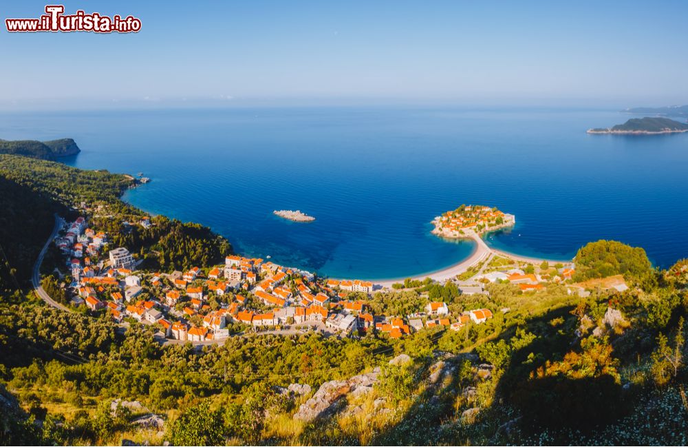 Immagine Veduta aerea della penisola di Sveti Stefan, Montenegro. Siamo nella parte centrale della costa del Montenegro, a sud di Budua.