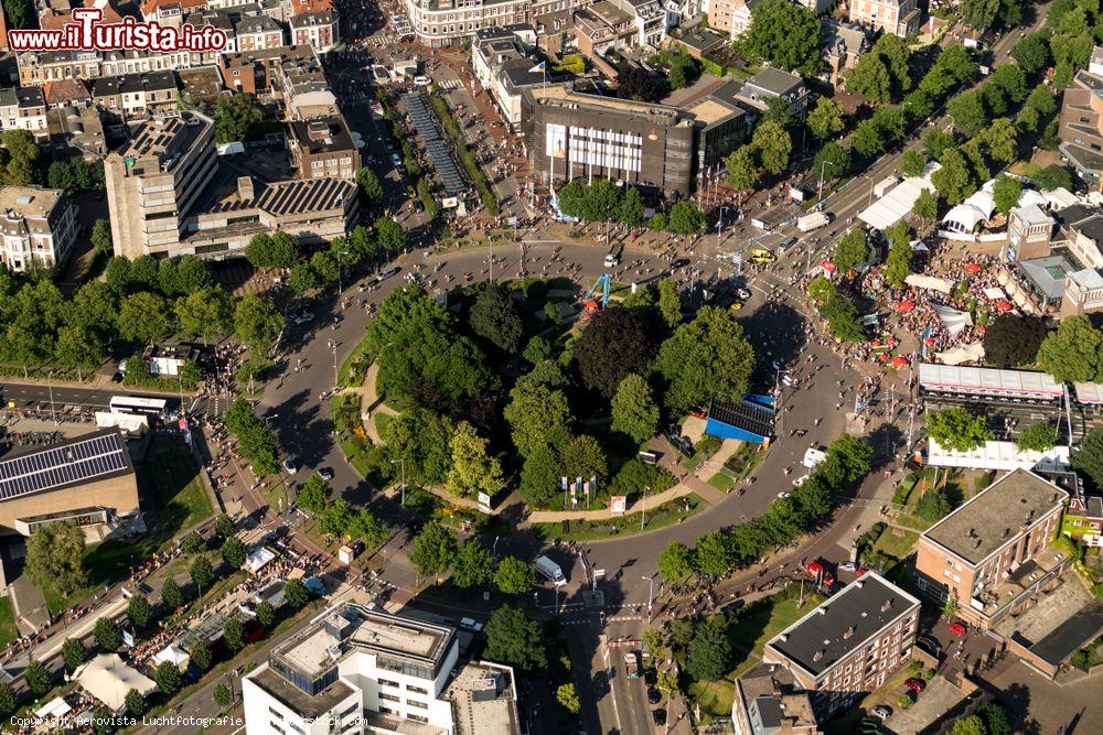 Immagine Veduta aerea della rotonda Keizer Karelplein a Nijmegen (Olanda) durante il Vierdaagse - © Aerovista Luchtfotografie / Shutterstock.com