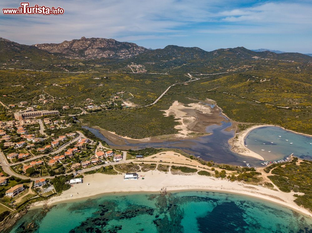 Immagine Veduta aerea della spiaggia di Cala Banana e di Bados, Sardegna. Questo incantevole tratto di litorale, in provincia di Olbia, è caratterizzato da un basso fondale.