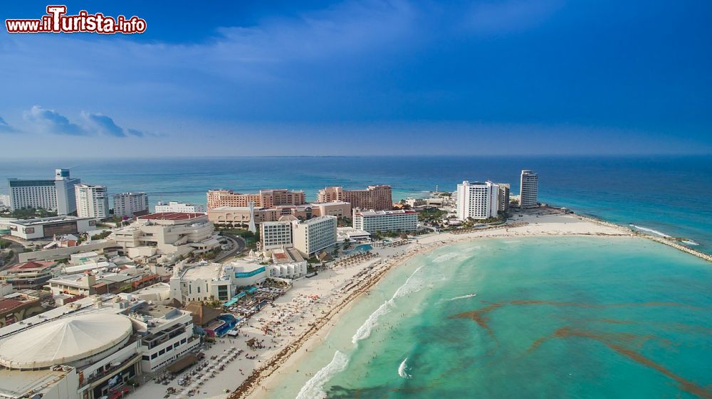 Immagine Veduta aerea della spiaggia di Cancún. Siamo sulla costa dello stato di Quintana Roo, in Messico.