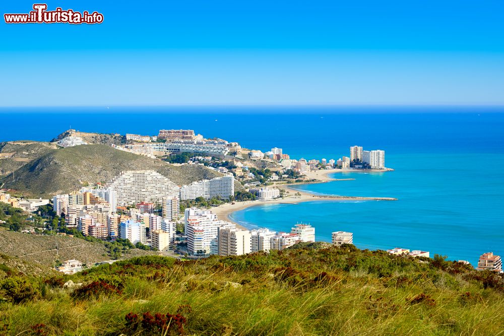 Immagine Veduta aerea della spiaggia di Cullera, Spagna. Questa località balneare della Spagna mediterranea dista circa 40 km da Valencia.