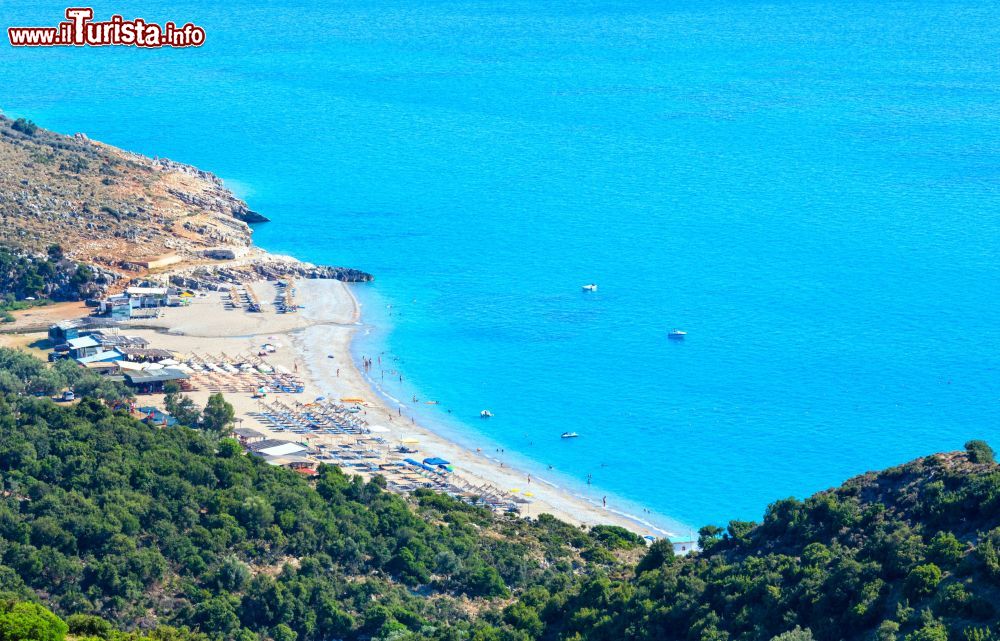 Immagine Veduta aerea della spiaggia di Lukove in Albania, località famosa per il suo mare limpido
