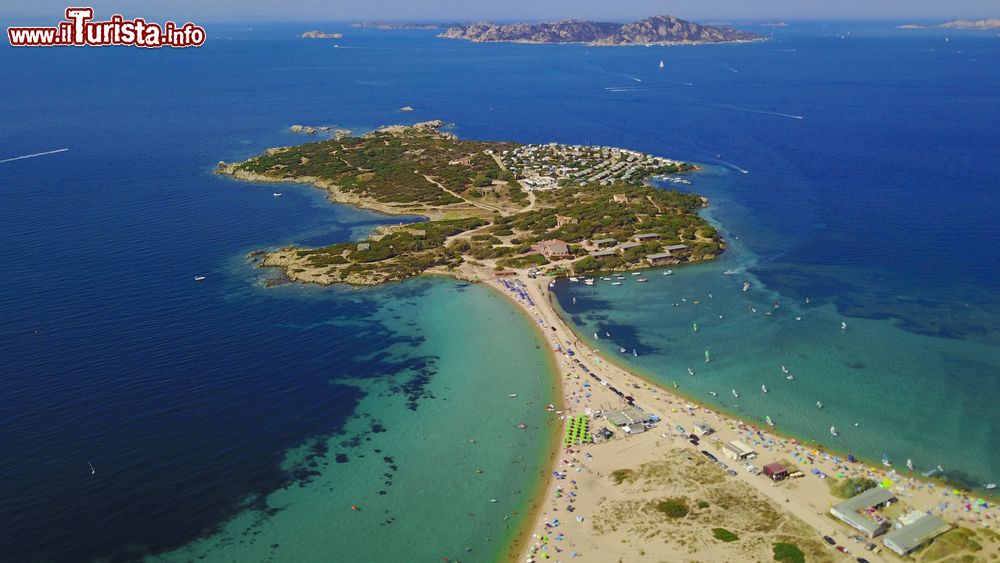 Immagine Veduta aerea della spiaggia di Porto Pollo in Sardegna, molto amata dai priticanti del Kite Surf