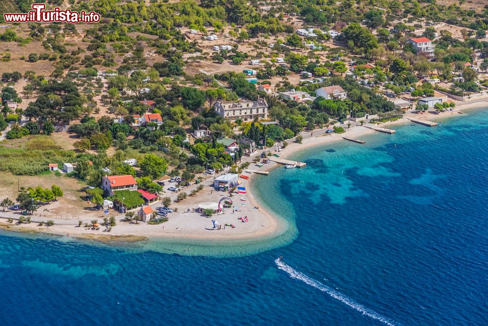 Immagine Veduta aerea della spiaggia sabbiosa di Zrnovo vicino a Orebic, Croazia. Questa località è conosciuta fra gli appassionati di surf.