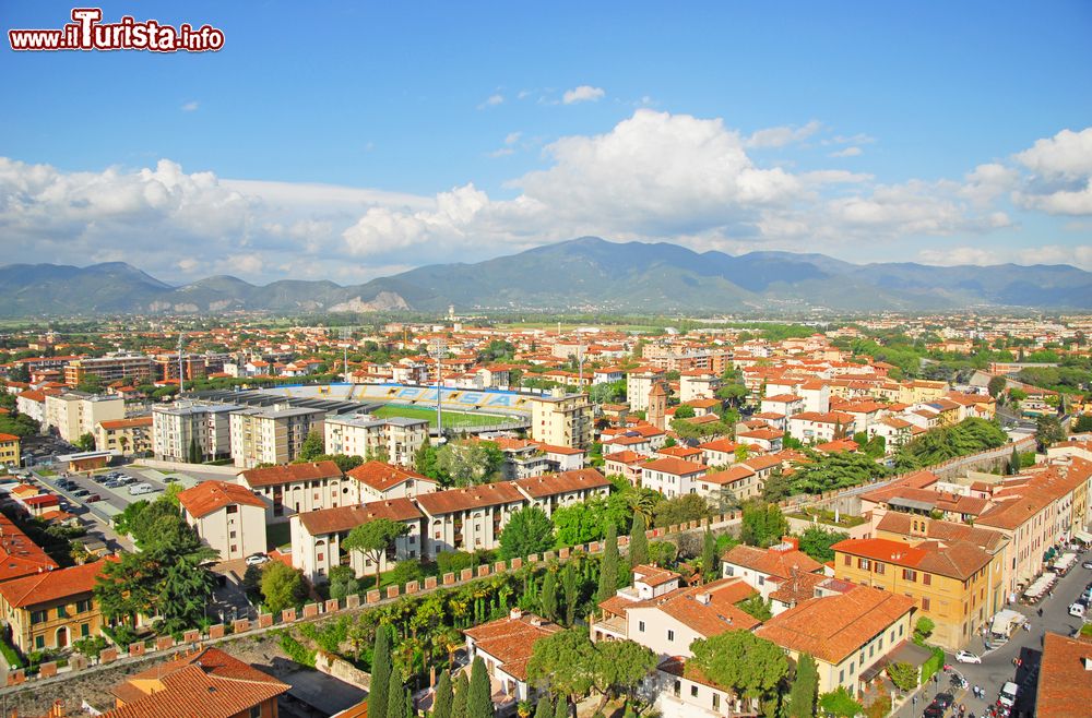 Immagine Veduta aerea della vecchia città di Pisa in Toscana.