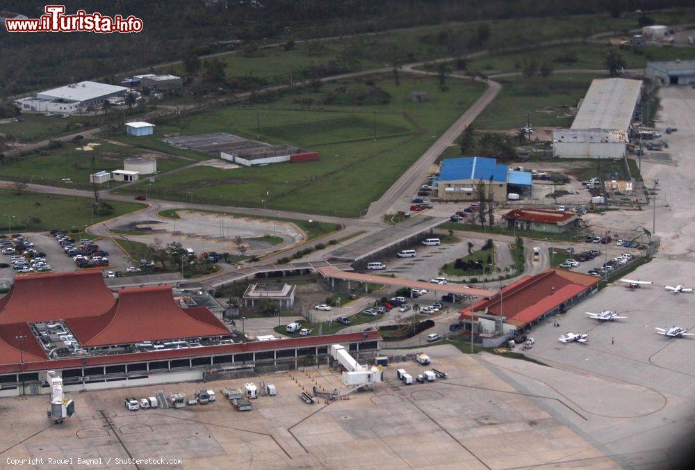 Immagine Veduta aerea dell'Aeroporto Internazionale Antonio B. Won Pat a Guam, Stati Uniti. L'aeroporto si trova 3 miglia a est della capitale Hagatna - © Raquel Bagnol / Shutterstock.com