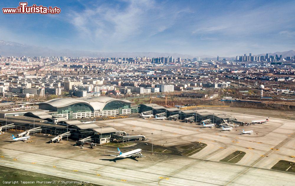 Immagine Veduta aerea dell'aeroporto internazionale di Urumqi-Diwopu, Cina. Si trova a circa 20 km a nord ovest della città nella regione autonoma dello Xinjiang - © Tappasan Phurisamrit / Shutterstock.com