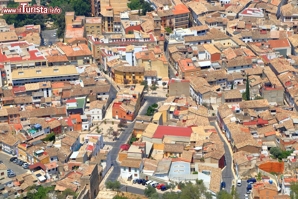 Immagine Veduta aerea dell'antico centro di Xativa con strade e edifici, Valencia, Spagna. Le origini della città risalgono alle antiche popolazioni iberiche che all'epoca la chiamavano Sae Tibis.