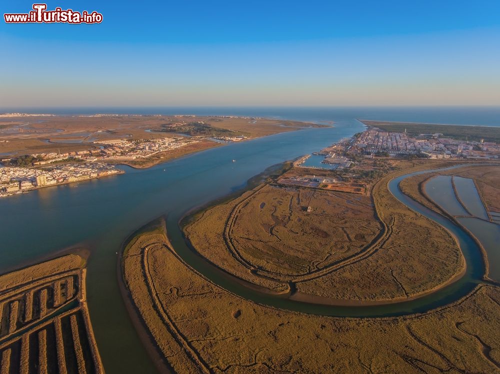 Immagine Veduta aerea delle bocche del fiume Guadiana a Vila Real de Santo Antonio, Portogallo.