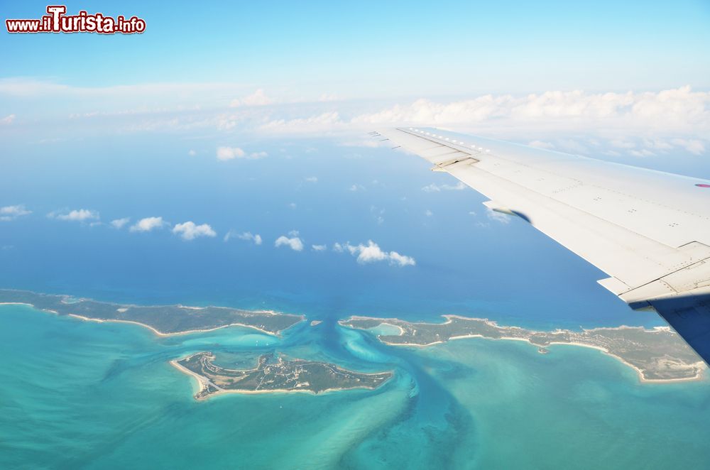 Immagine Veduta aerea delle isolette di Exuma, Bahamas. Una suggestiva immagine delle isole che costituiscono questo arcipelago dove la popolazione locale vive quasi tutta di pesca e coltivazione.
