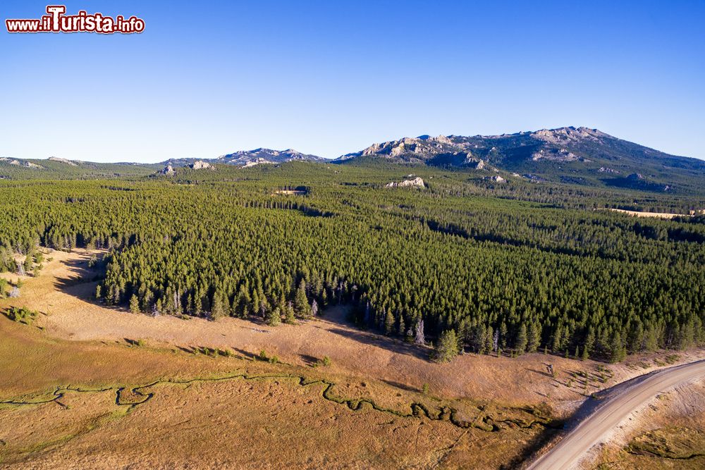 Immagine Veduta aerea delle montagne Bighorn in Wyoming, USA. Questa catena montuosa si trova sul versante orientale delle Montagne Rocciose: la sua vetta più alta è il Cloud Peak che raggiunge i 4013 metri.