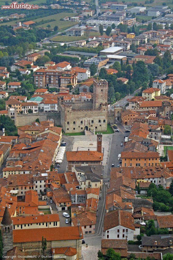 Immagine Veduta aerea delle mura e del castello di Marostica, provincia di Vicenza, Veneto. Situata nell'altopiano di Asiago, questo gioiello custodisce bellezze architettoniche, storiche e paesaggistiche - © ChiccoDodiFC / Shutterstock.com