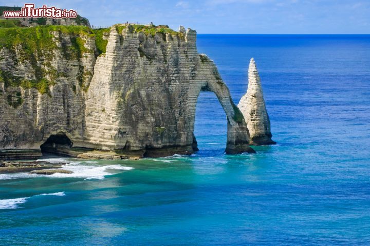 Immagine Veduta aerea delle scogliere e dell'arco naturale di Etretat, Francia. Siamo a poca distanza da Rouen, sulla costa nord est della Normandia  - © StevanZZ / Shutterstock.com