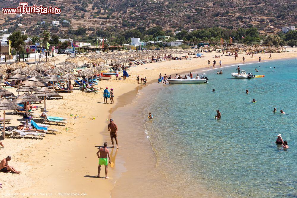 Immagine Veduta aerea delle spiagge di Ios, Grecia. Quest'isola dell'arcipelago delle Cicladi è famosa per l'atmosfera piacevole e le attività legate al divertimento - © Ververidis Vasilis / Shutterstock.com