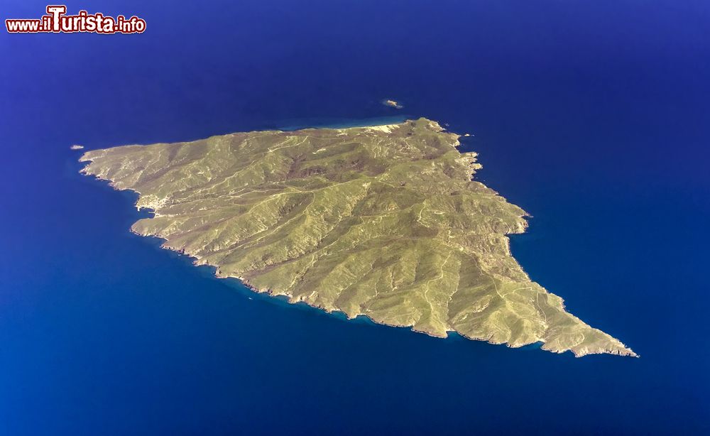 Immagine Veduta aerea dell'isola di Agios Efrstratios, Grecia: ha una caratteristica forma a triangolo.