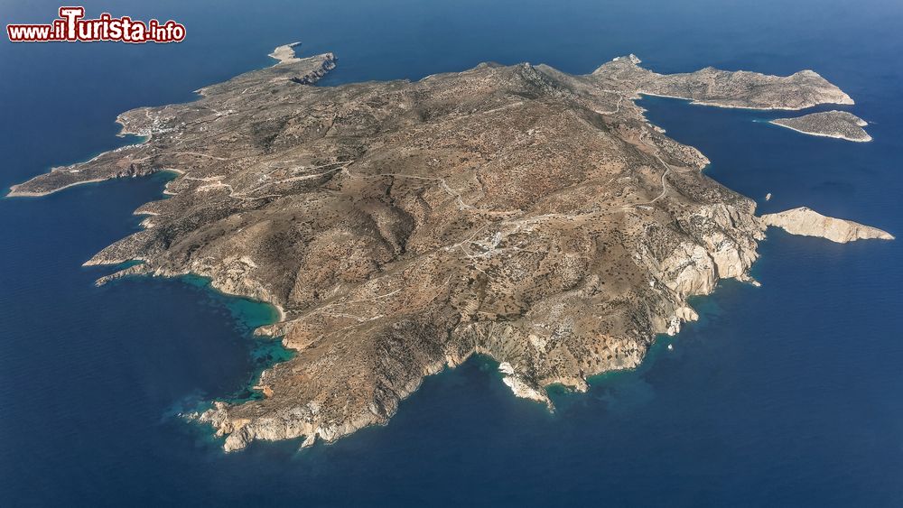Immagine Veduta aerea dell'isola di Donousa, Cicladi, Grecia. Ancora poco frequentata dal turismo di massa, Donoussa è l'isola perfetta per chi cerca pace e relax.