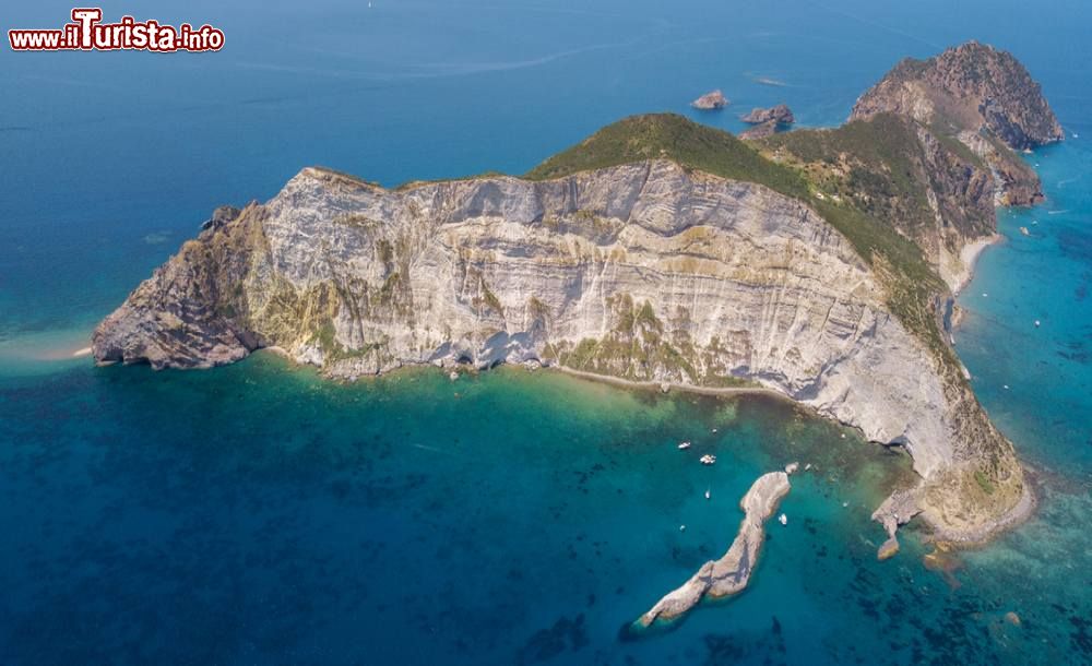 Immagine Veduta aerea dell'Isola di Palmarola, arcipelago delle Pontine (Lazio)