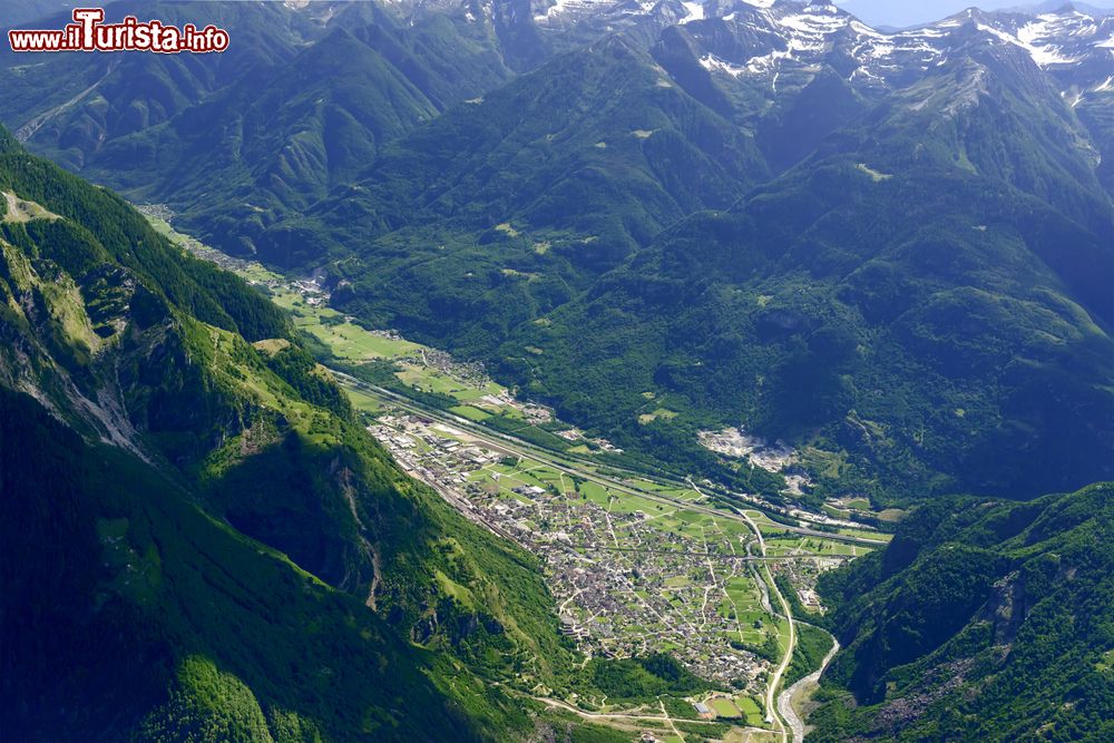 Immagine Veduta aerea di Biasca e la valle del fiume Ticino in Svizzera