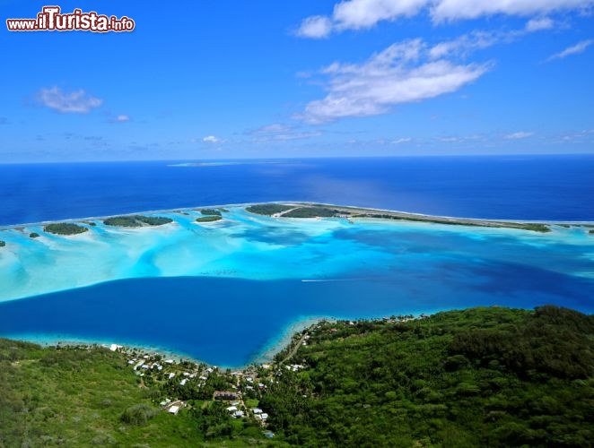 Immagine Veduta aerea di Bora Bora, Isole de la Société, Polinesia Francese. Quante sfumaure di azzurro esistono? Dal blu intenso al turchese brillante, passando per il celeste con riflessi smeraldo, l'Oceano Pacifico ne regala un'ampia gamma intorno all'isola di Bora Bora, dove le acque sono contenute dal reef corallino all'interno di un'ampia laguna  - © wilar / Shutterstock.com