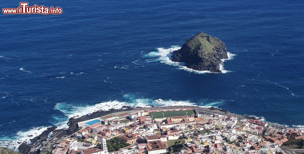 Immagine Veduta aerea di Garachico e la sua costa rocciosa, isola di Tenerife, Canarie  - © Oblongo, CC BY 2.0, Wikipedia