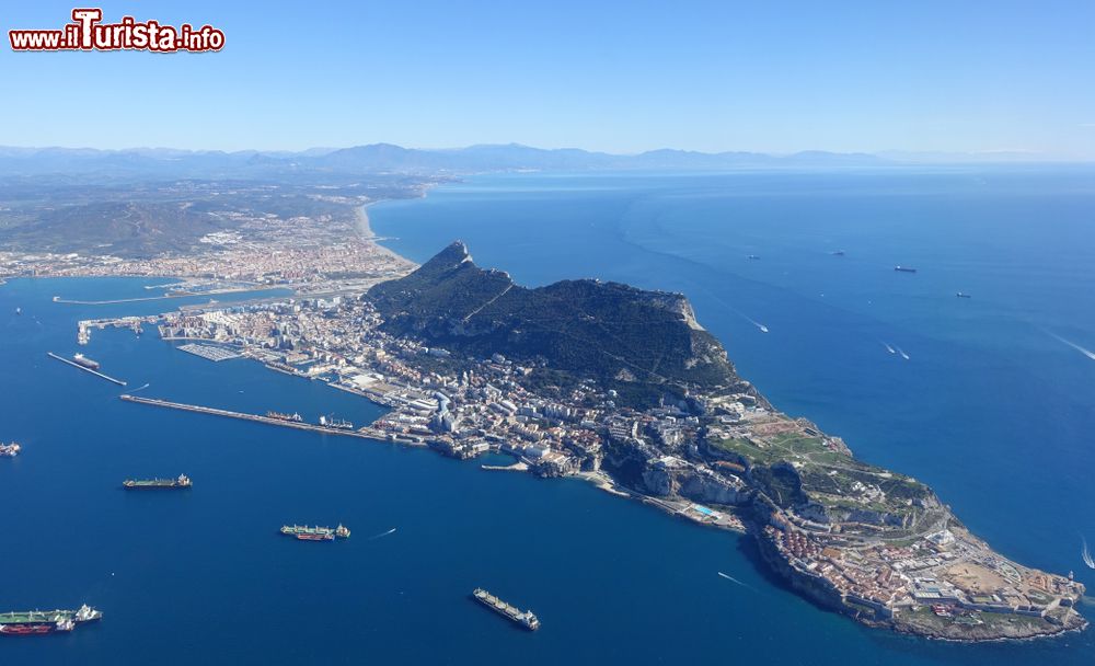 Immagine Veduta aerea di Gibilterra con la grande Roccia che domina il Mediterraneo occidentale