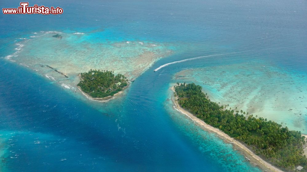 Immagine Veduta aerea di isole tropicali con la laguna e il canale a Avatoru Pass, Rangiroa, Tuamotu (Polinesia Francese).
