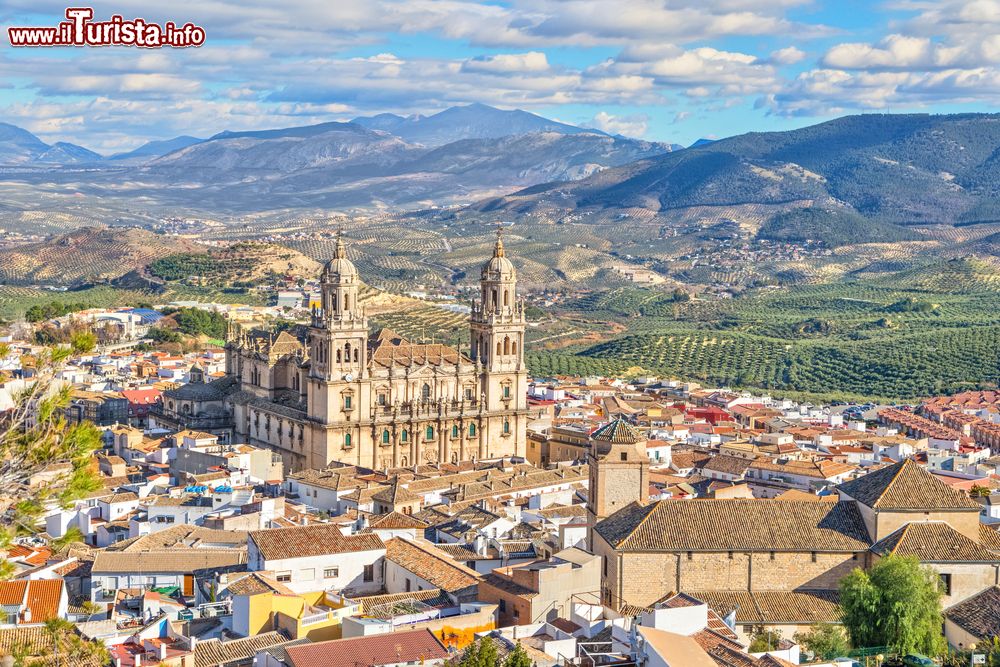 Immagine Veduta aerea di Jaen con la cattedrale e le montagne della Sierra Magina sullo sfondo, Spagna, Andalusia.