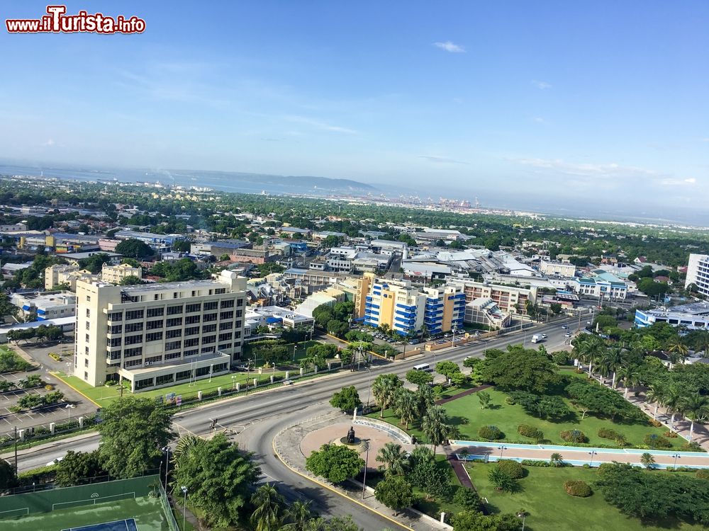 Immagine Veduta aerea di Kingston con Emancipation Park, Giamaica. Immerso nel cuore della capitale, questo parco rappresenta uno dei più importanti tesori storici della Giamaica. Al suo ingresso si trova una statua in bronzo alta chiamata Redemption Song.