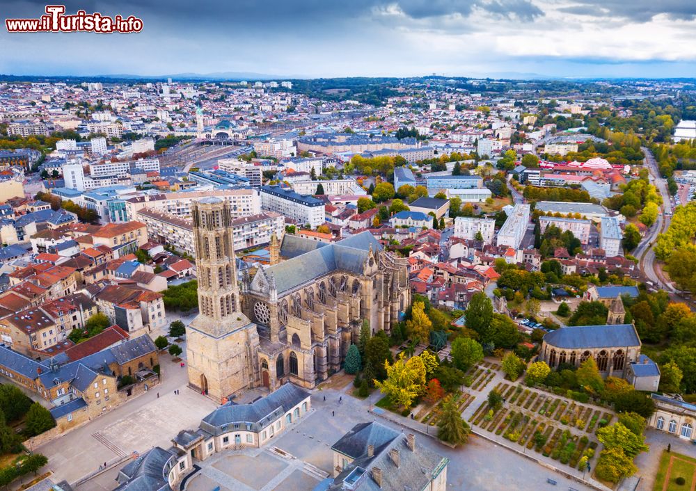 Immagine Veduta aerea di Limoges con la cattedrale di Santo Stefano, Francia.