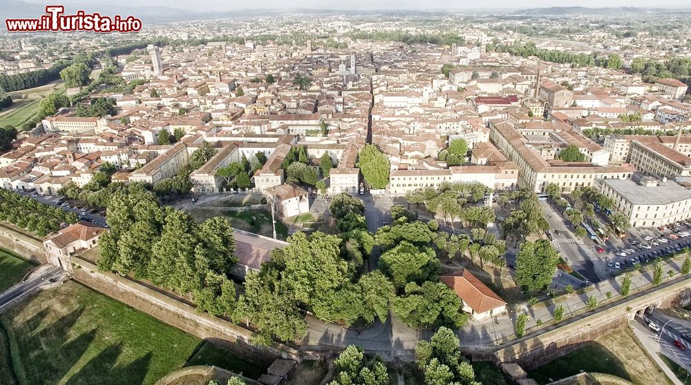 Immagine Veduta aerea di Lucca e delle sue mura, Toscana. Situata sulle rive del fiume Serchio, Lucca è nota per la sua cinta muraria rinascimentale che circonda il centro storico e le sue strade acciottolate.