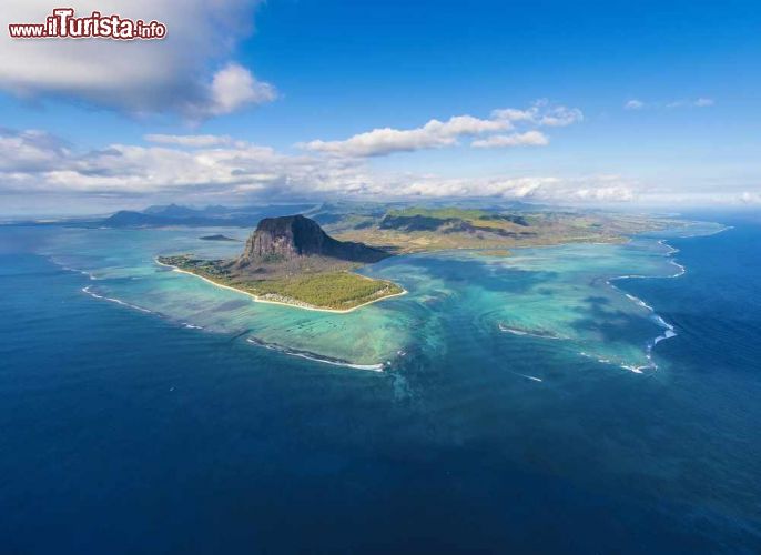 Immagine Veduta aerea di Mauritius, un paradiso terrestre - Mark Twain visitò Mauritius e la definì un "paradiso terrestre", "una terra odorosa che il sole accarezza" disse invece Baudelaire. Una terra, quella delle Mauritius, che nel corso dei secoli ha ispirato poeti da tutto il mondo e che, ancora oggi, si conferma tra le mete esotiche preferite dai turisti. Si tratta davvero di un paradiso terrestre, in cui camminare tra palme e mangrovie e respirare l'odore del mare dell'oceano indiano.  - © Kirill Umrikhin / Shutterstock.com