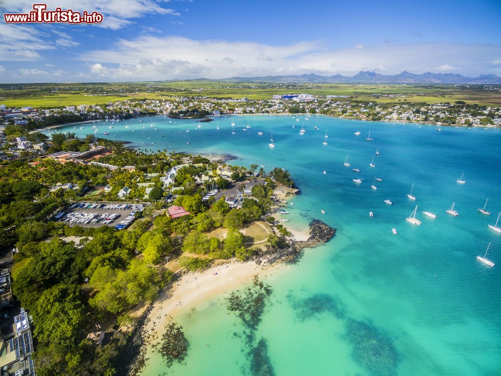 Immagine Veduta aerea di Merveille Beach a Grand Baie, Pereybère (Mauritius). Barche e yachts ormeggiati al largo del litorale di Pereybère, sulal costa nord-occidentale dell'isola.