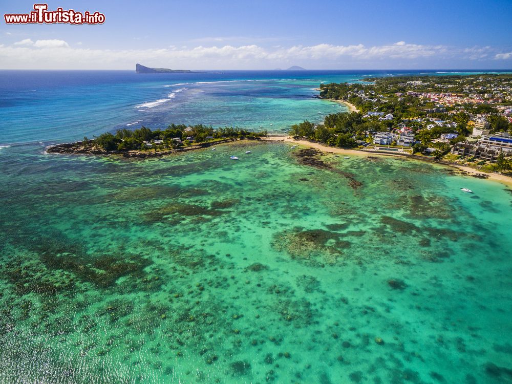 Immagine Veduta aerea di Pereybère (Mauritius) con la costa lambita dalle acque cristalline dell'oceano Indiano.