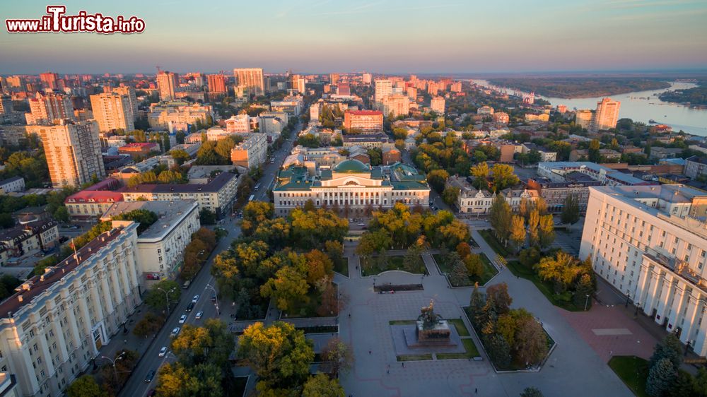 Immagine Veduta aerea di Piazza dei Consigli a Rostov-on-Don, Russia, al calar del sole.