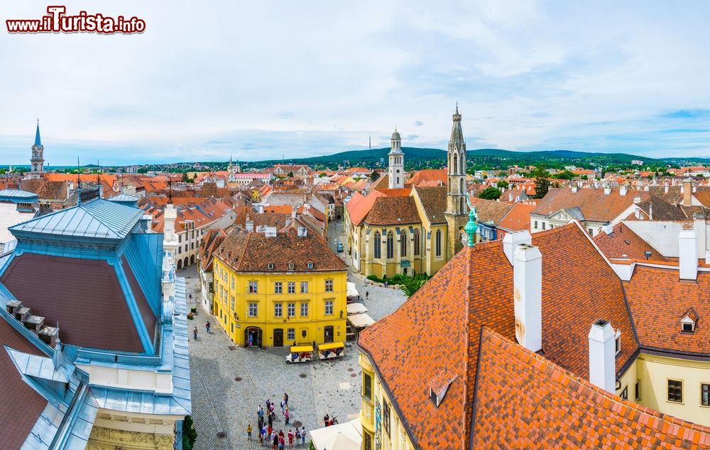 Immagine Veduta aerea di piazza Fo a Sopron, Ungheria. Una bella immagine della principale piazza della città ungherese che ospita anche la colonna della Santa Trinità e la Chiesa della Capra.