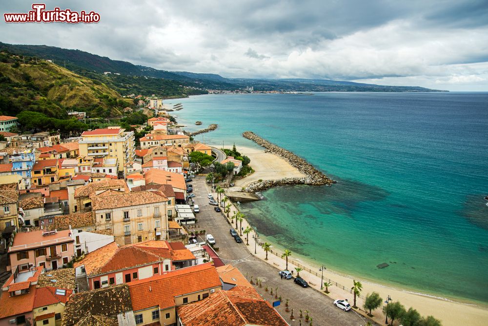Immagine Veduta aerea di Pizzo Calabro, Calabria, con un tratto di litorale. Questo borgo è arroccato su un promontorio al centro del Golfo di Sant'Eufemia. Il territorio è caratterizzato da una costa frastagliata, spiagge sabbiose e scogli.