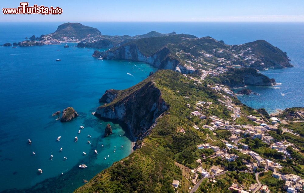 Immagine Veduta aerea di Ponza, isola vulcanica al largo delle coste del Lazio