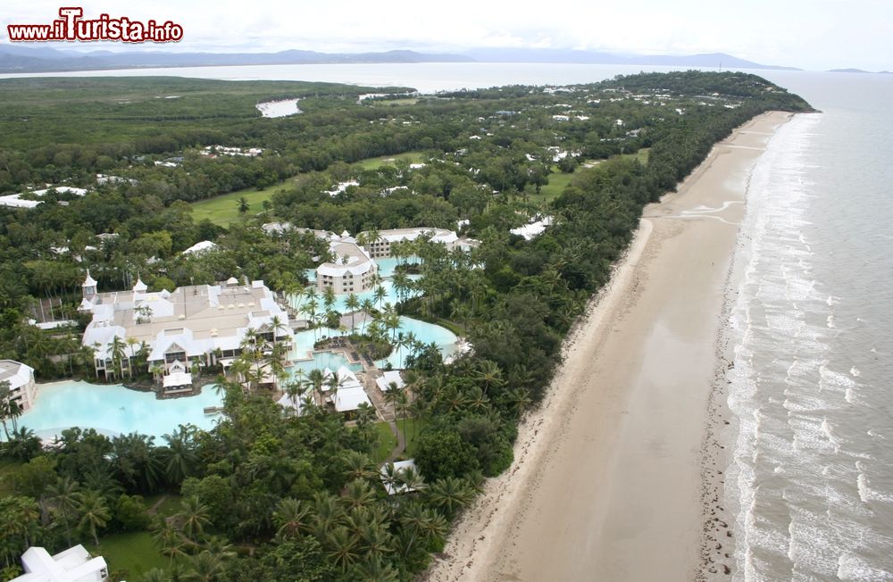 Immagine Veduta aerea di Port Douglas lungo Four Mile Beach, Queensland, Australia.