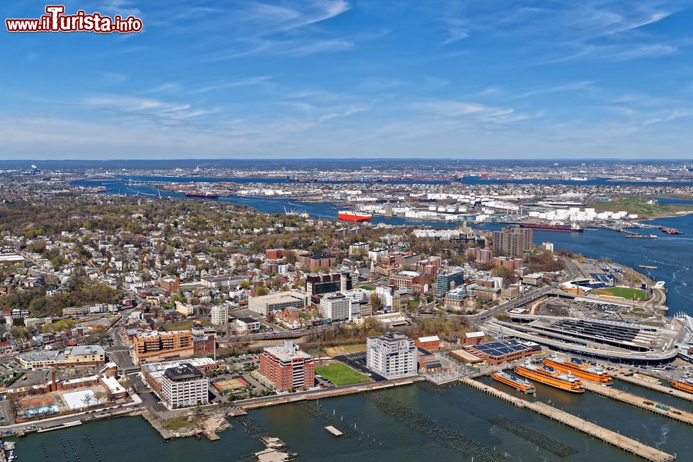 Immagine Veduta aerea di Port Newark a Bayonne, New Jersey, USA. Quest'area è nota per lo stoccagggio del petrolio e le spedizioni internazionali.