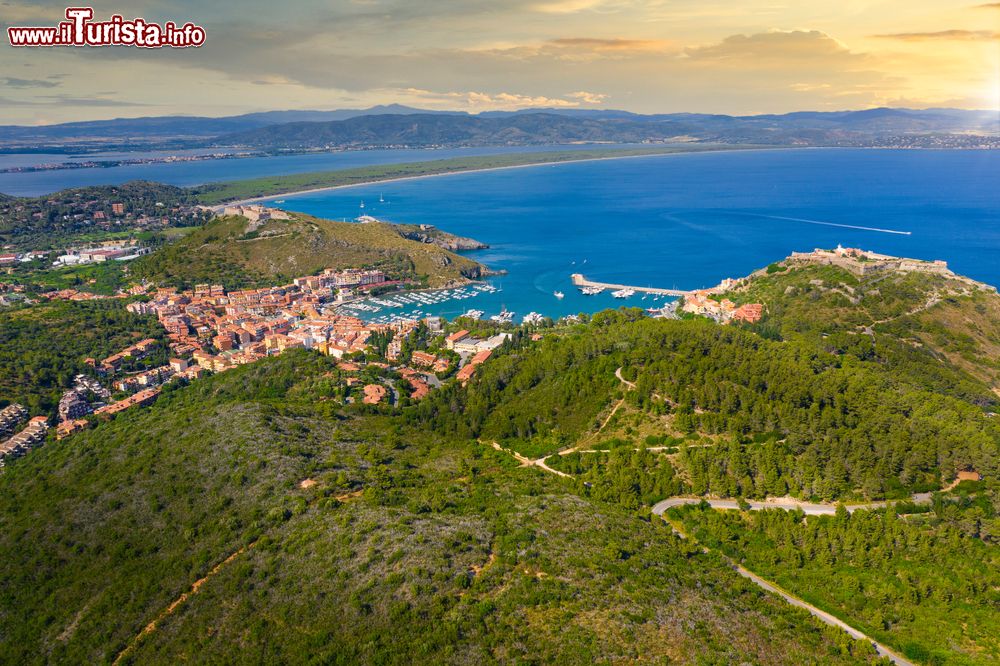 Immagine Veduta aerea di Porto Ercole, il Tombolo di Feniglia e la Laguna di Orbetello