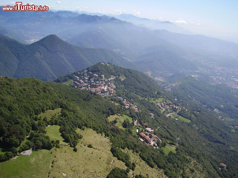 Immagine Veduta aerea di Roncola San Bernardo in Lombardia: è chiamata com il Balcone della Pianura Padana - © Ago76 - Wikipedia