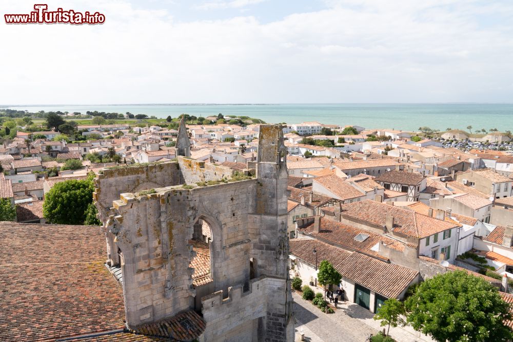 Immagine Veduta aerea di Saint-Martin-de-Re con le rovine dell'antica chiesa, Francia.