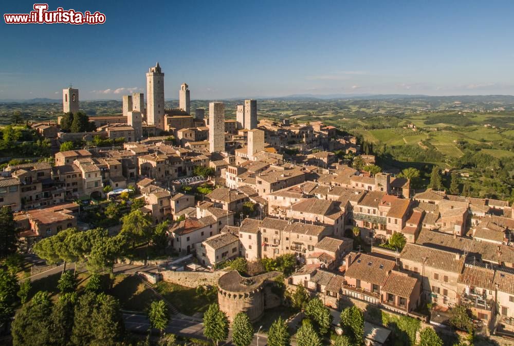 Immagine Veduta aerea di San Gimignano, Toscana, Italia. L'origine di questa località nel cuore della Toscana risale al popolo degli etruschi a partire dal IV° secolo a.C.