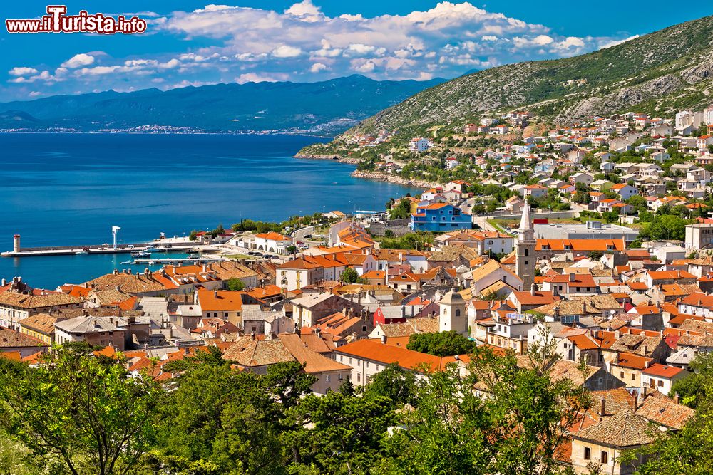 Immagine Veduta aerea di Senj, Croazia. Segna, nome italiano di questa località, è collegata all'entroterra grazie alla strada Giuseppina.